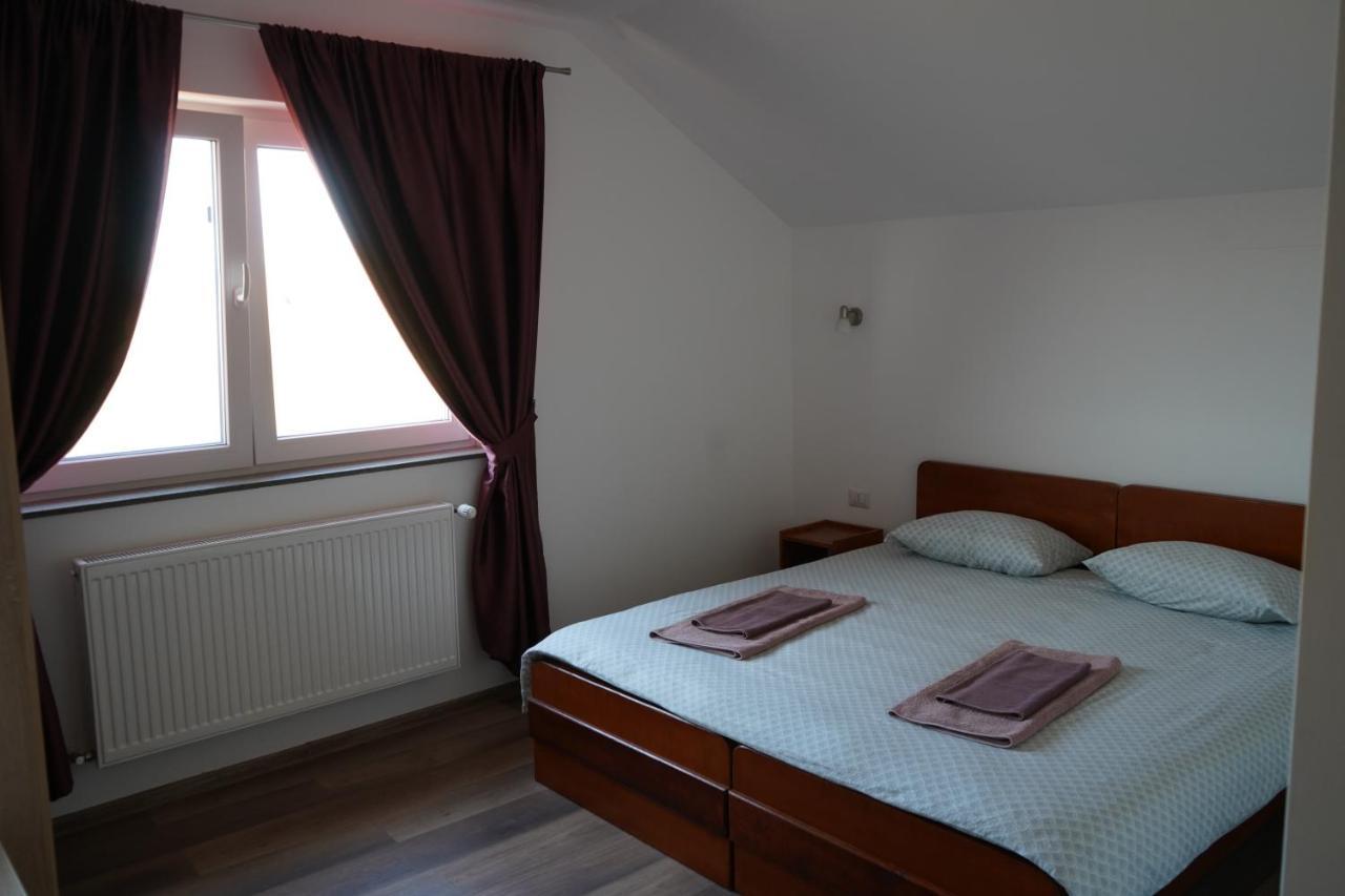 Dezmir Pensiunea Giulia Home מראה חיצוני תמונה